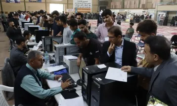 آلبوم تصویری از حال و هوای حضور دانشجویان دانشگاه آزاد اسلامی مشهد در روزهای اول ثبت نام