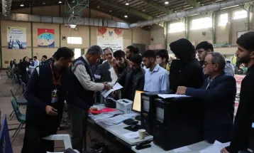 آلبوم تصویری از حال و هوای حضور دانشجویان دانشگاه آزاد اسلامی مشهد در روزهای اول ثبت نام