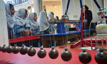 بازدید دانش‌آموزان دبستان دخترانه ادیبان زنجان از خانه علم