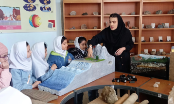 بازدید دانش‌آموزان دبستان دخترانه ادیبان زنجان از خانه علم