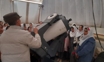 بازدید دانش آموزان دبستان دخترانه هاجر2 از رصدخانه دانشگاه زنجان