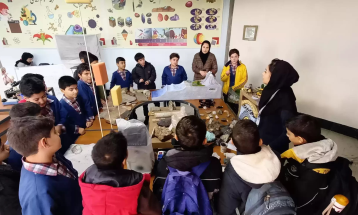 بازدید دانش‌آموزان دبستان پسرانه عیوضی زنجان از خانه علم