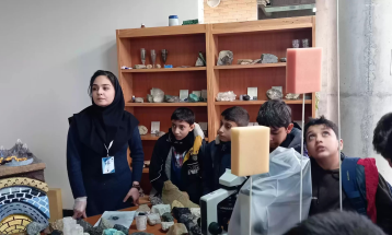 بازدید دانش‌آموزان دبستان پسرانه عیوضی زنجان از خانه علم