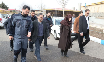 بازدید استاندار زنجان از شرکت تولیدی چرم مصنوعی زنجان