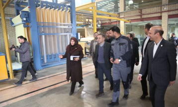 بازدید استاندار زنجان از شرکت تولیدی چرم مصنوعی زنجان