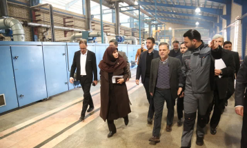 بازدید استاندار زنجان از شرکت تولیدی چرم مصنوعی زنجان