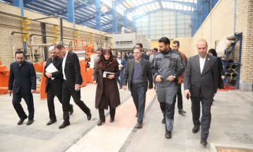 بازدید استاندار زنجان از شرکت تولیدی چرم مصنوعی زنجان