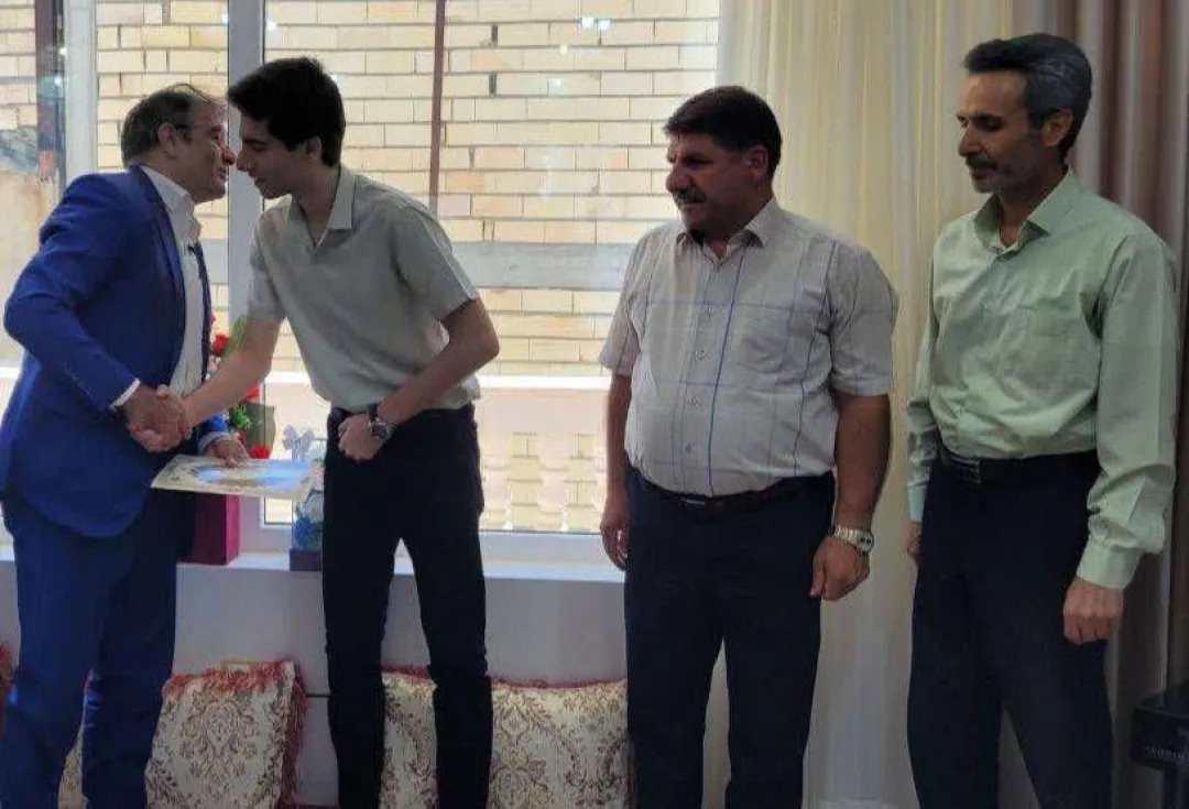تجلیل مسئولان حوزه سلامت خدابنده از نوید کردلو دارنده رتبه پنجم کنکور سراسری